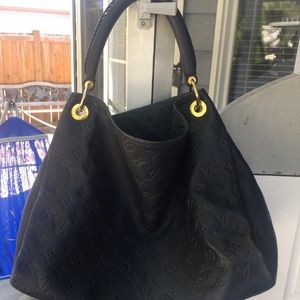 Authentic Artsy MM bag .